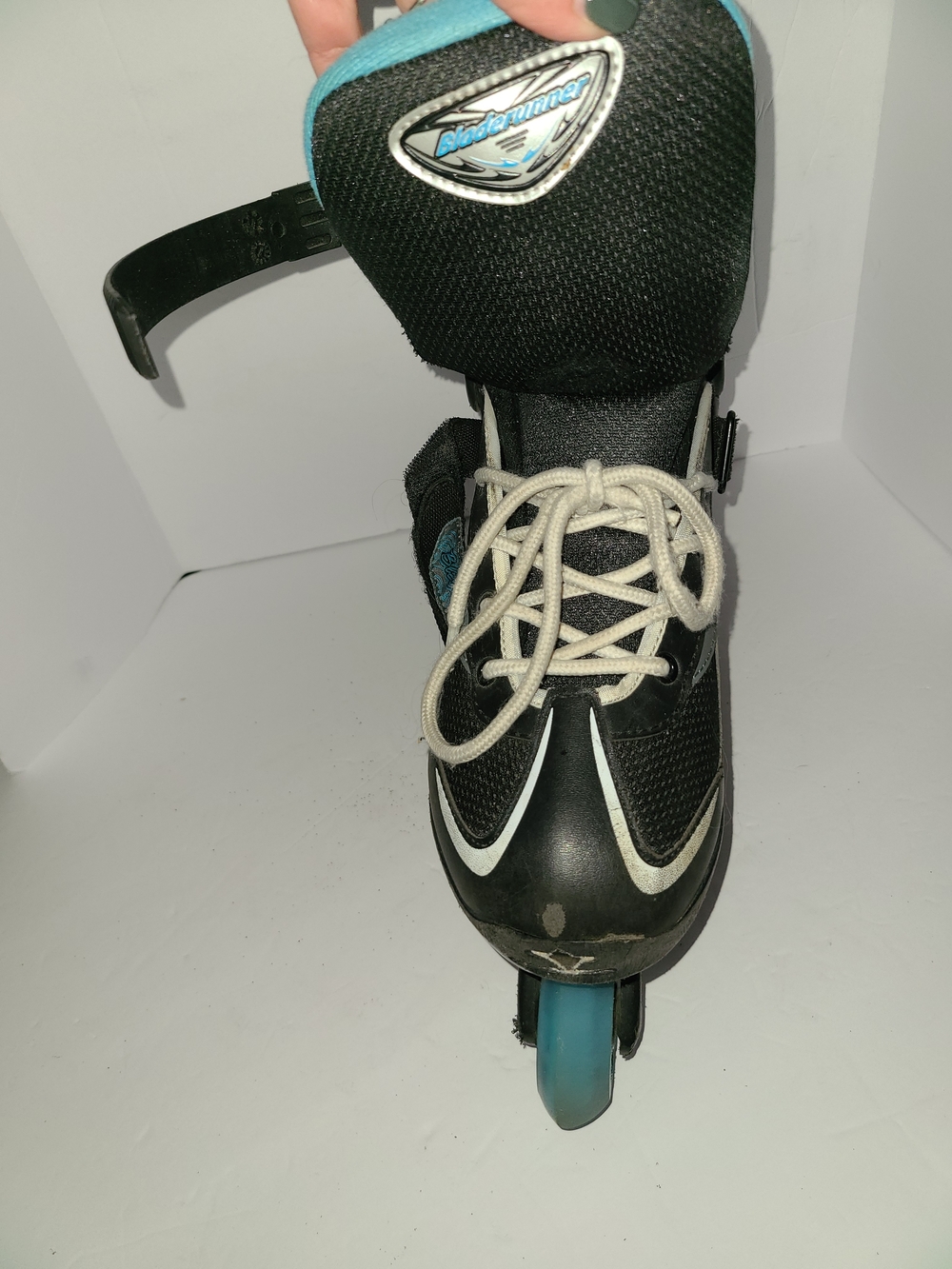 Adjustable Women's Inline Skate - Black & Blue - Picture 5 of 9